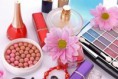 /album/cosmeticos-allison-/a6479261-muchos-productos-cosmeticos-mujer-colorido-con-flor-sobre-fondo-blanco-blanco-jpg/
